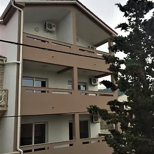 apartments-orhideja.primorje-gorskikotar.com/